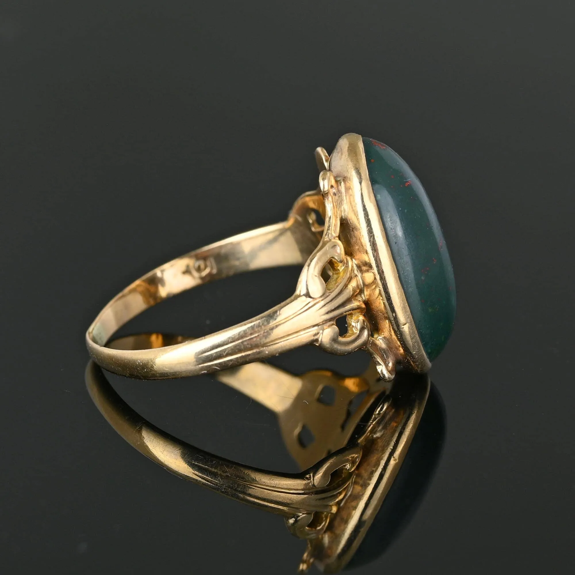 Antique Gold Oval Bloodstone Cabochon Ring