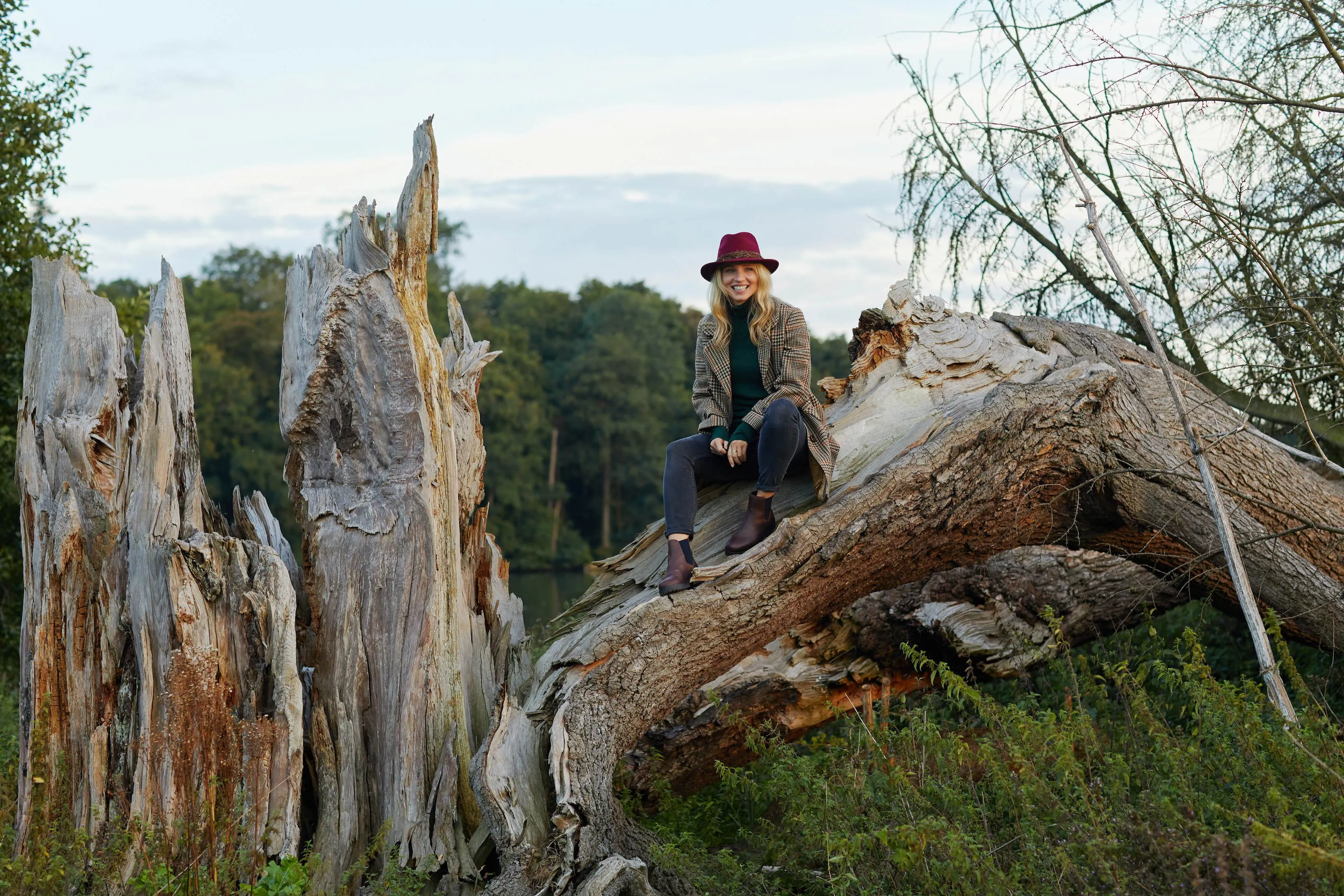 The Suffolk Fedora in Maroon (Bronze Feather Wrap)
